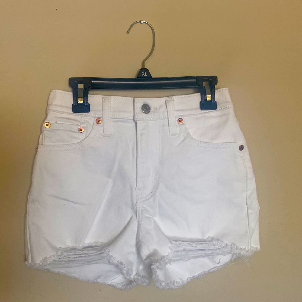 0, 24 White Levi’s Shorts